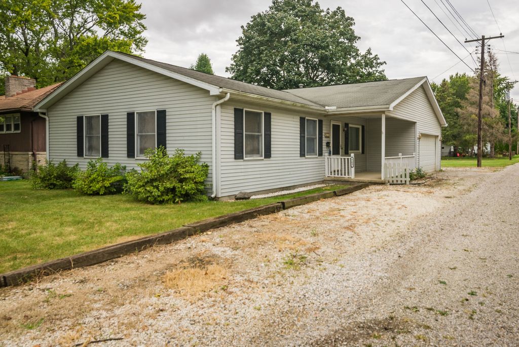 703 W Johnson St, Clinton, IL 61727