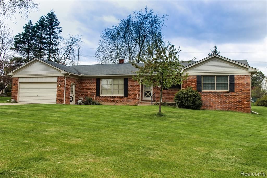 2074 Chalet Dr, Rochester Hills, MI 3 Bed, 3 Bath SingleFamily Home
