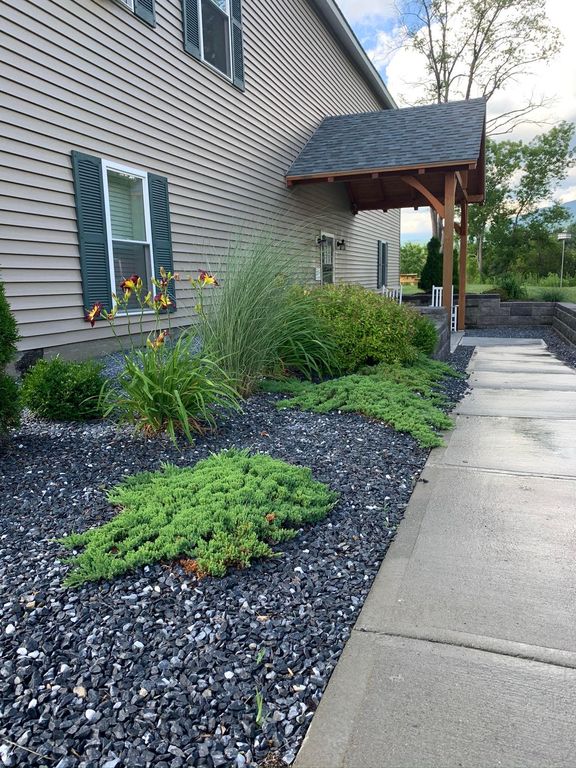 131 School St #1R, Manchester Center, VT 05255