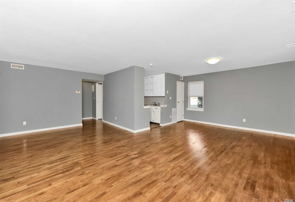220 Artist Lake Dr, Middle Island, NY 11953