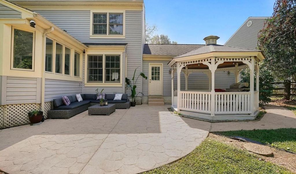 18 Spinning Wheel Ct, Germantown, MD 20874