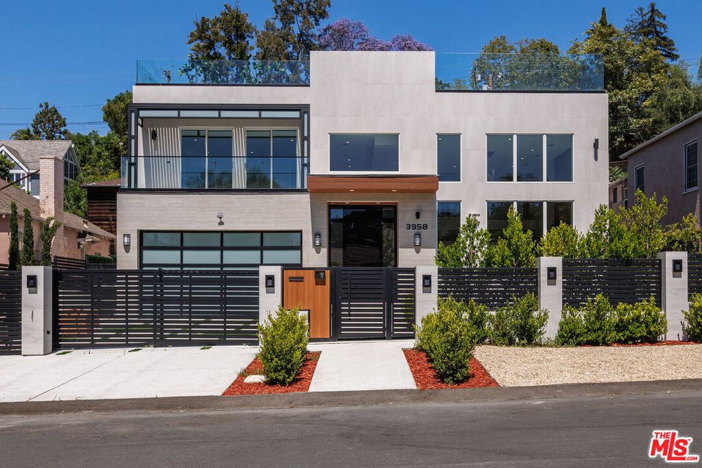 Ventura Hillside Home / DARX Studio