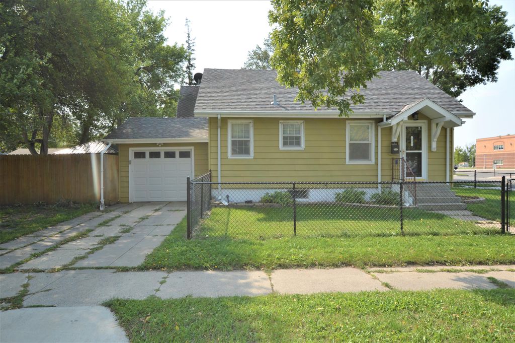 221 13th Ave SW, Aberdeen City, SD 57401