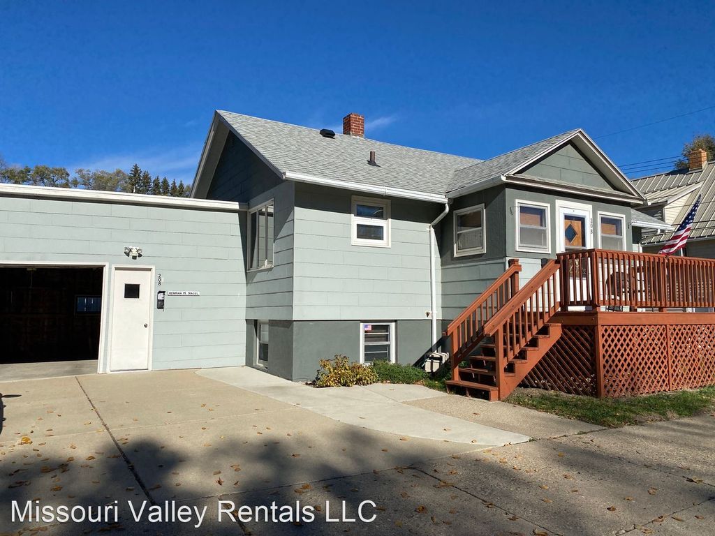 208 4th St NW, Mandan, ND 58554