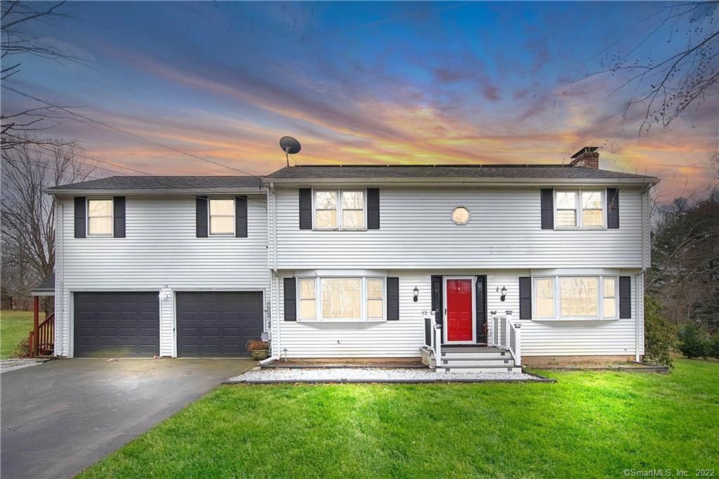 15 Seneca Dr, East Granby, CT 06026