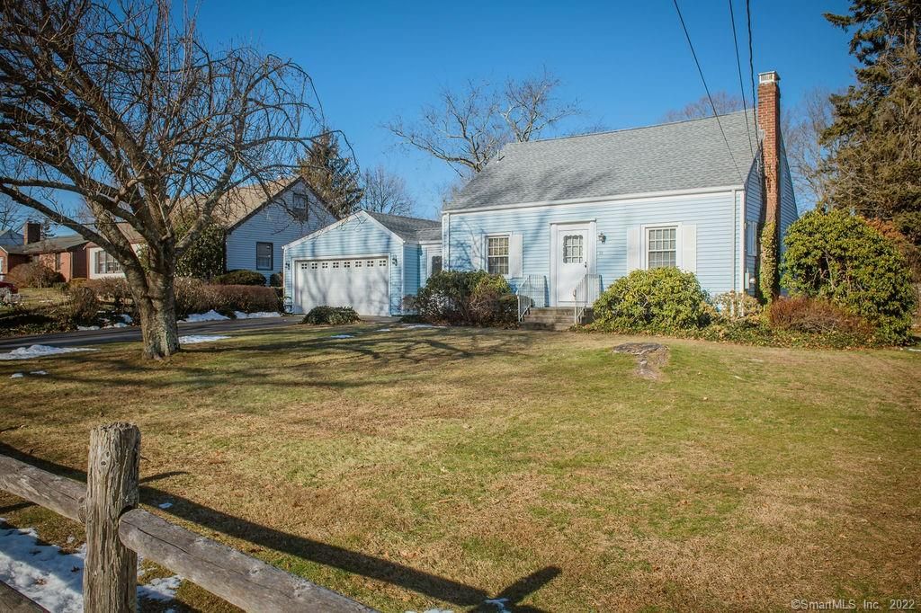 10 Collins Dr, Branford, CT 06405