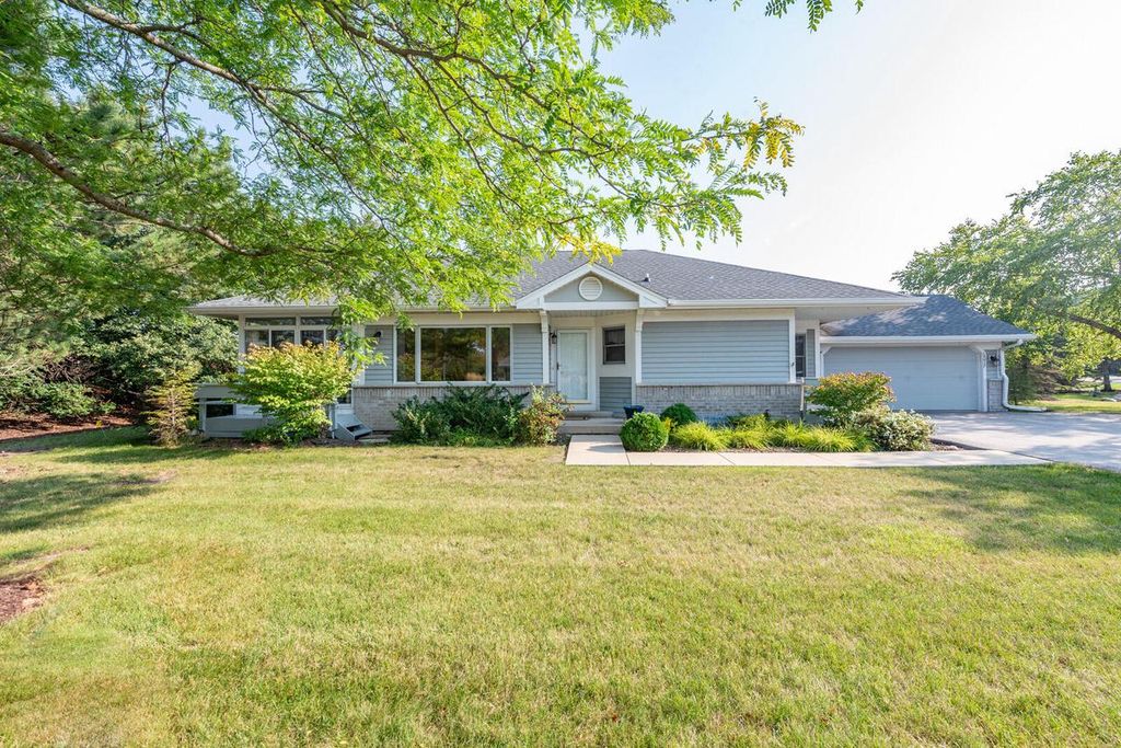 14017 West Waterford Square DRIVE, New Berlin, WI 53151