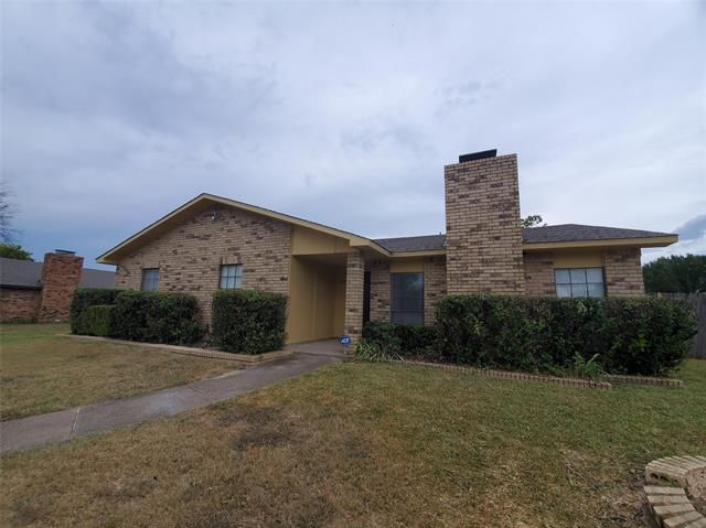 939 Live Oak Dr, Desoto, TX 75115
