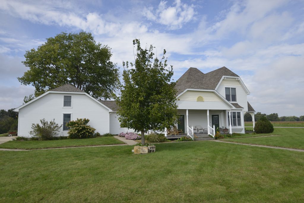 6982 Vancil Rd, Rushville, IL 62681