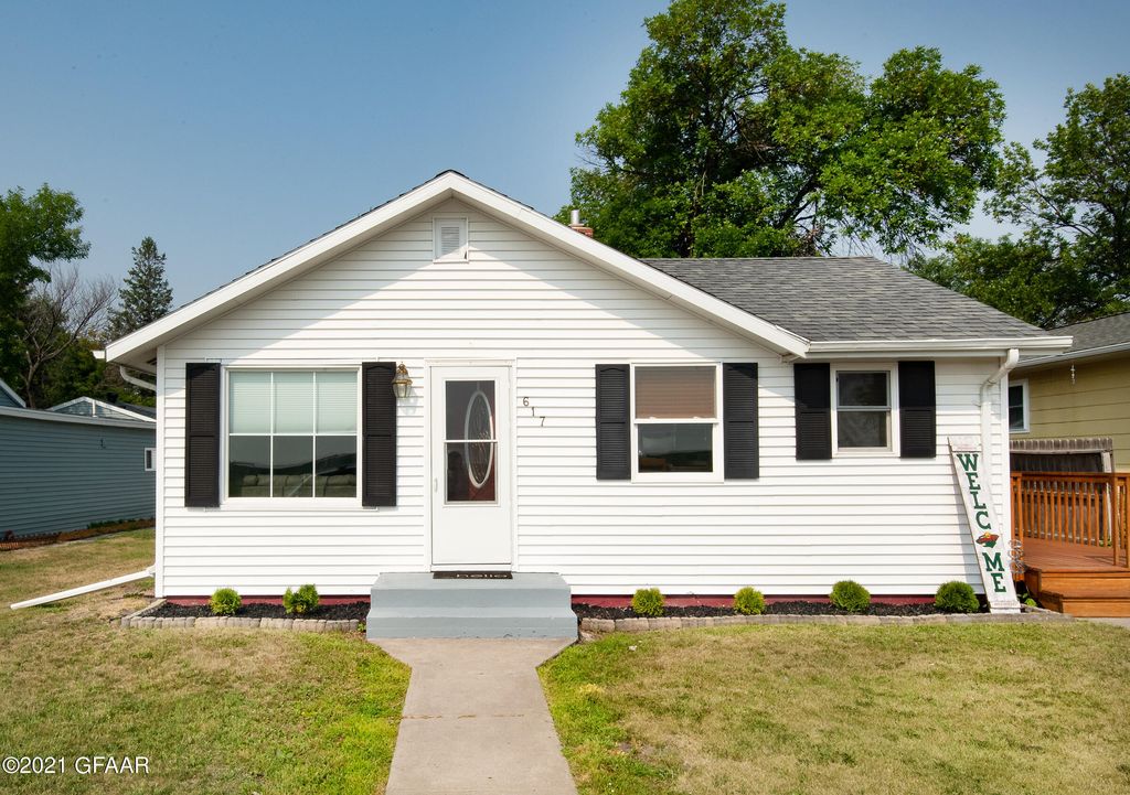 617 5th Ave NE, East Grand Forks, MN 56721