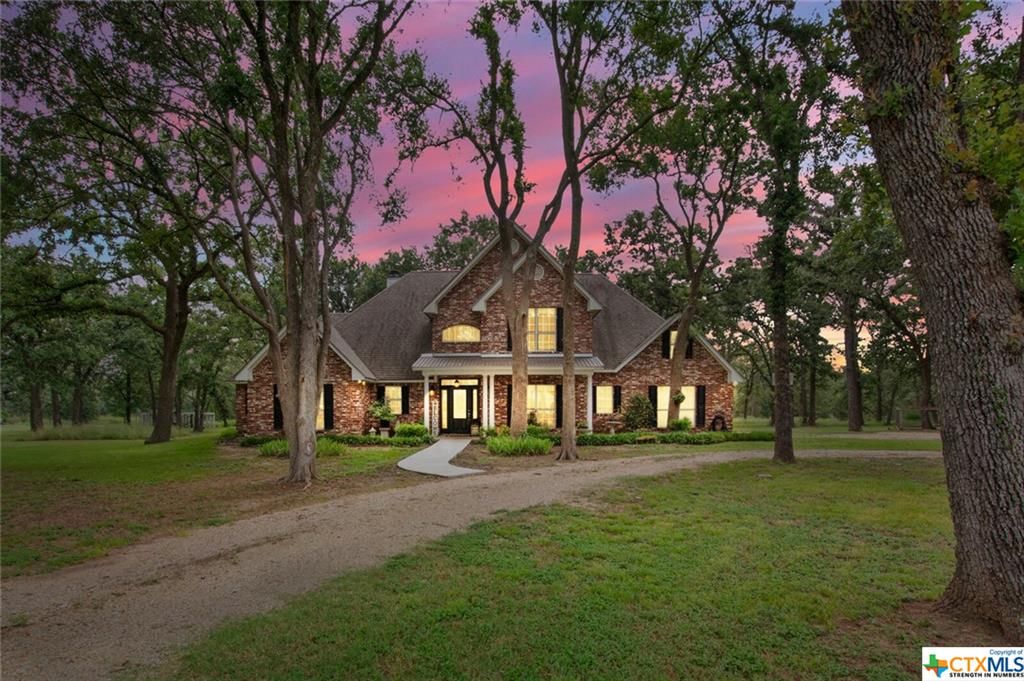 15645 Hawk Ln, Holland, TX 76534