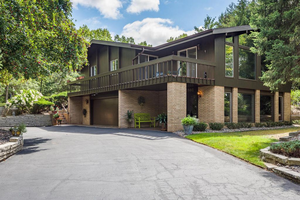 W5901 Hillcrest Dr, La Crosse, WI 54601
