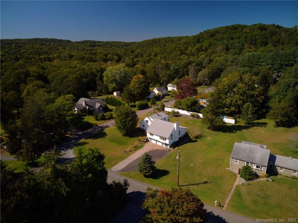 15 Evergreen Rd, Sandy Hook, CT 06482