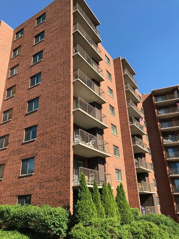1 Bloomingdale Pl #301, Bloomingdale, IL 60108