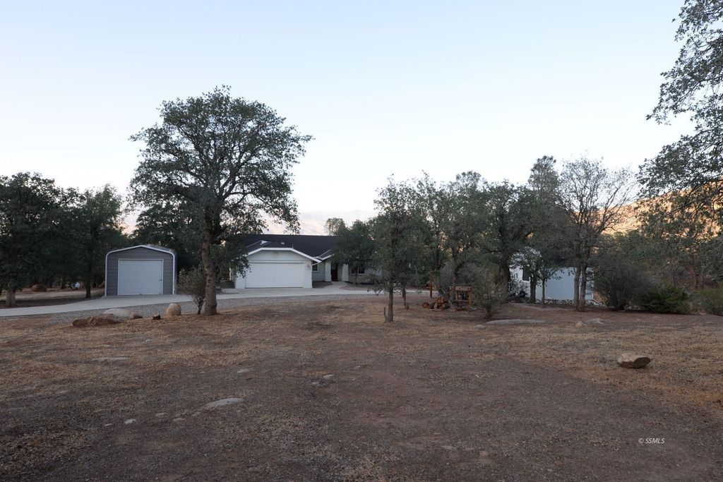 3012 Seclusion Rd, Lake Isabella, CA 93240