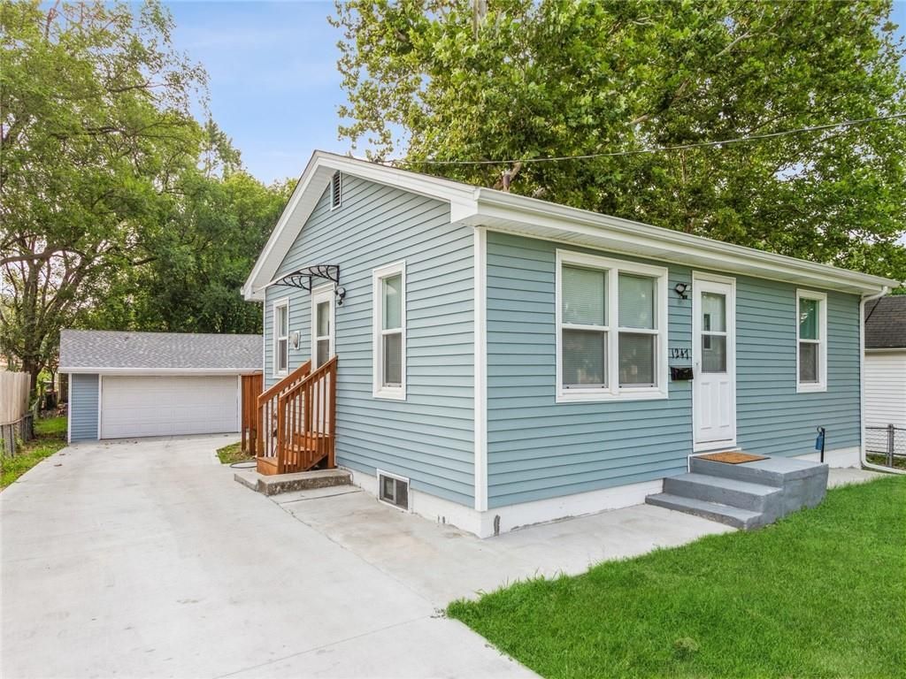 1247 E 26th Ct, Des Moines, IA 50317