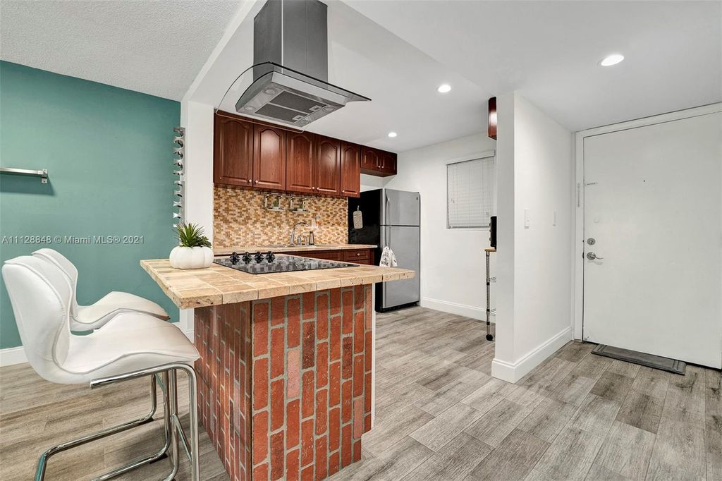 220 SW 9th Ave #207, Hallandale Beach, FL 33009