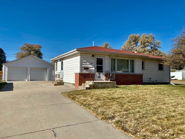 3618 Linden Dr, Kearney, NE 68847