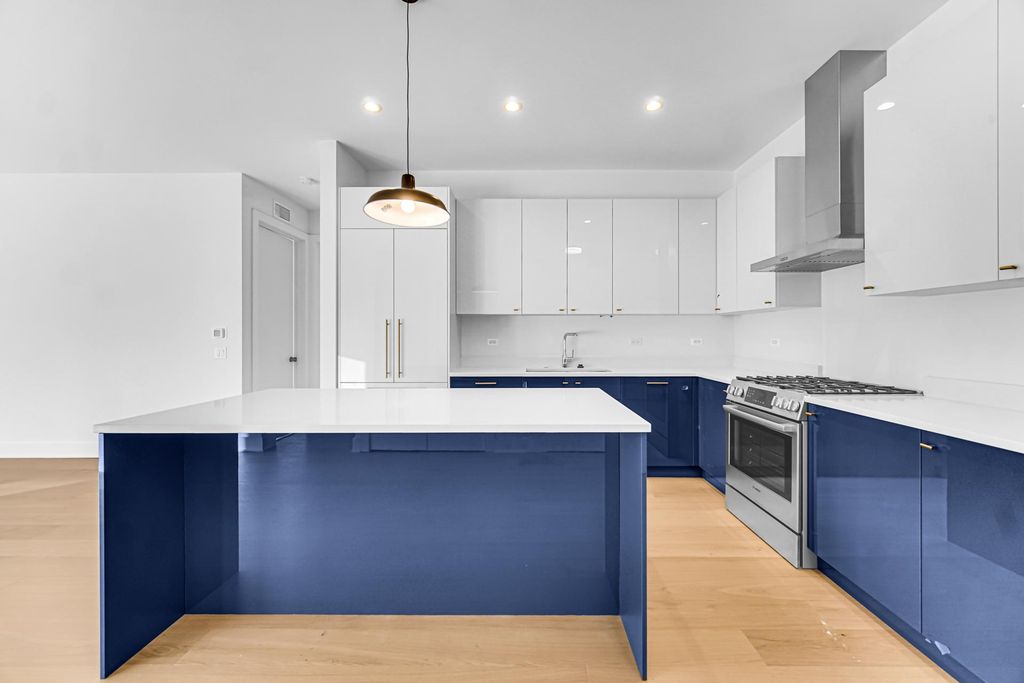 1701 W Webster Ave #502, Chicago, IL 60614