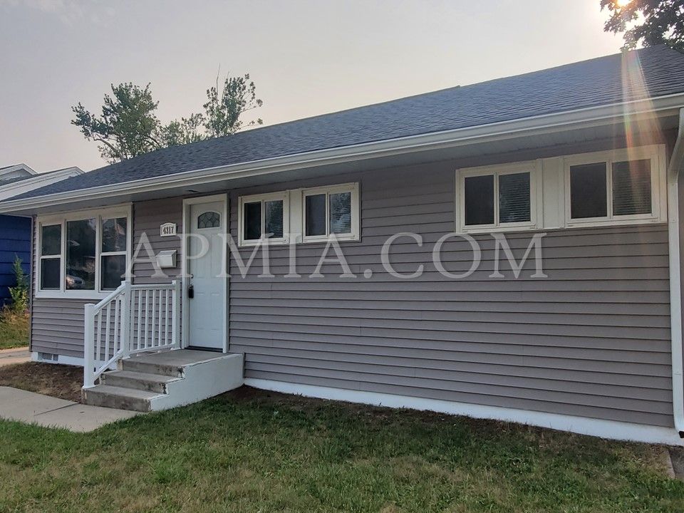 4317 Benton St NE, Cedar Rapids, IA 52402