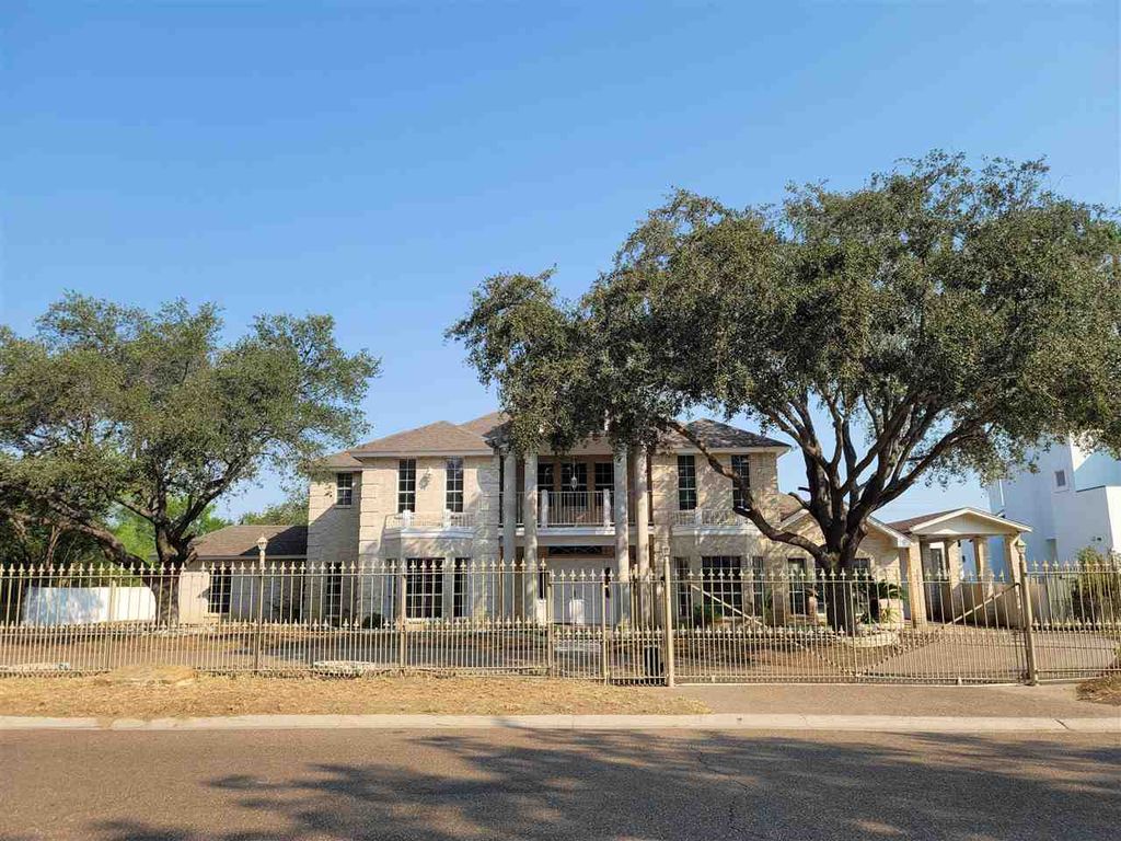 206 Windsor Rd, Laredo, TX 78041