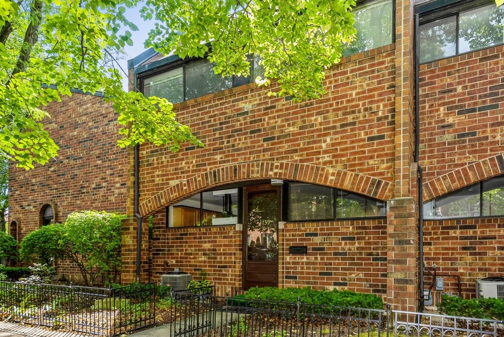 1139 W Polk St #1139, Chicago, IL 60607