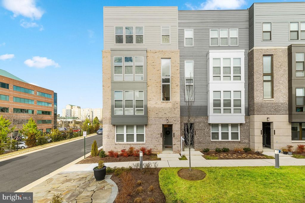 13417 Launders St, Herndon, VA 3 Bed, 3 Bath Townhouse