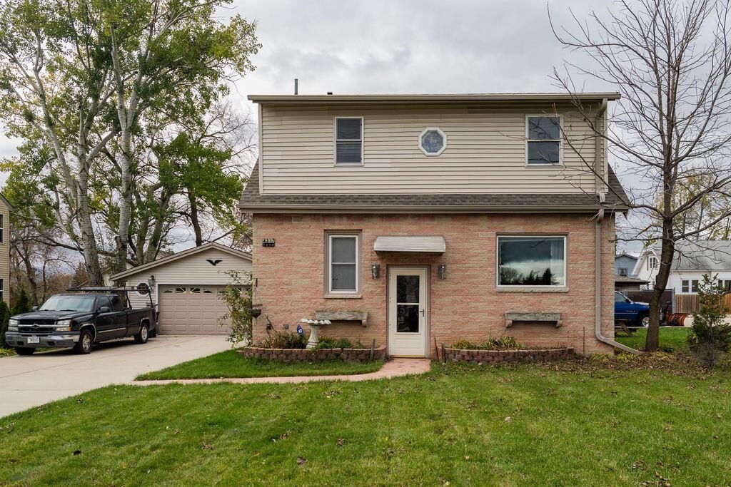 4317 South 51st STREET, Greenfield, WI 53220