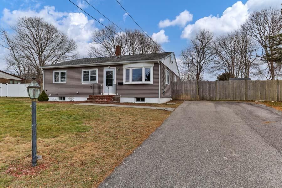 20 Queens Bay Lane, Bourne, MA 02532