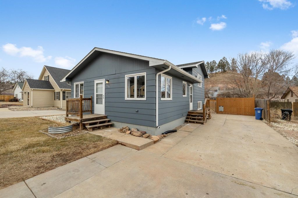 1940 Red Dale Dr, Rapid City, SD 57702