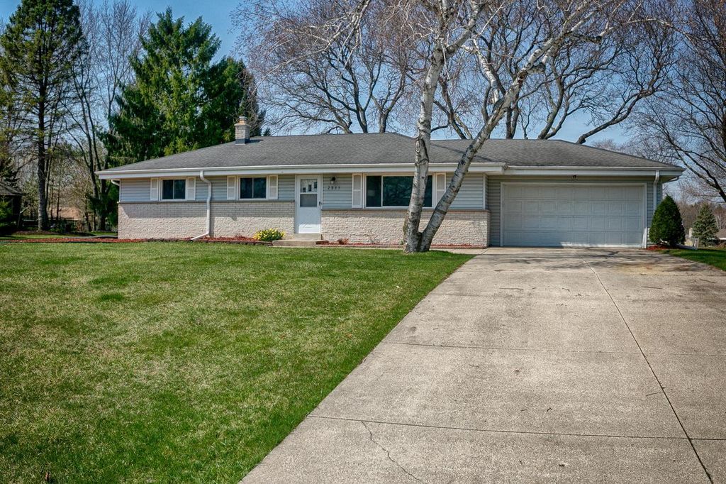 2835 South 126th St, New Berlin, WI 53151
