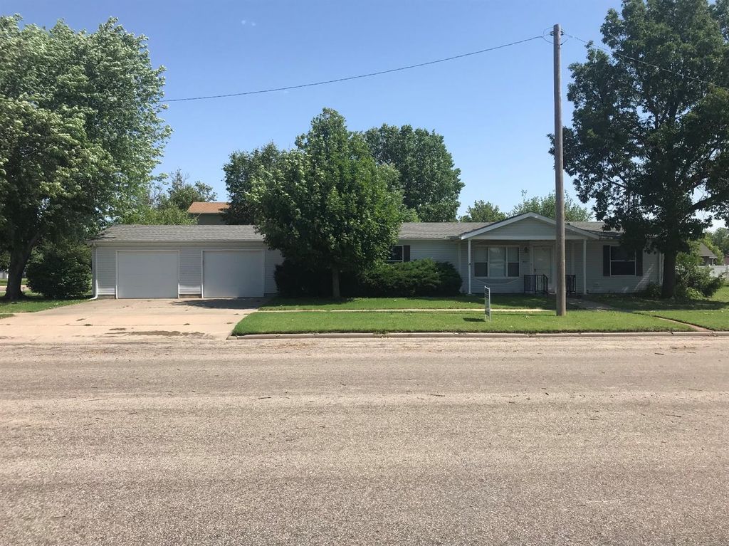 300 E Hamilton Ave, Claflin, KS 4 Bed, 2 Bath SingleFamily Home 43
