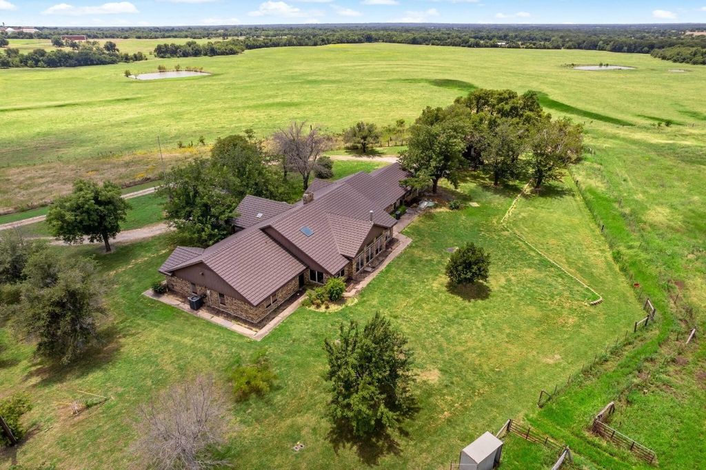 718 County Road 3746, Wolfe City, TX 75496