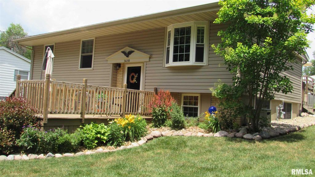 1418 Glendale Dr, Pekin, IL 61554