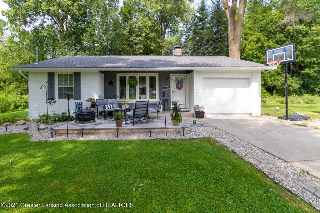 15804 Northward Dr, Lansing, MI 48906