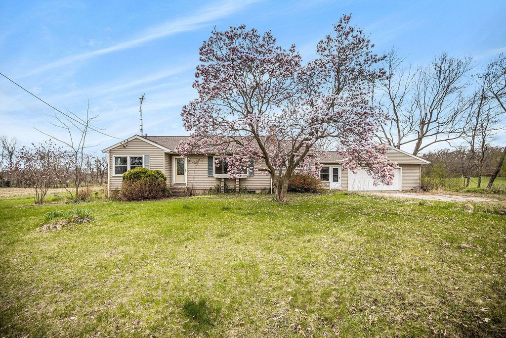 6308 Cross Rd, Concord, MI 49237