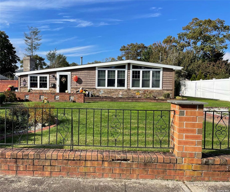 52 Beatrice Ave, West Islip, NY 11795