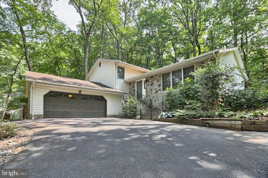 1466 Spring Hill Dr, Hummelstown, PA 17036