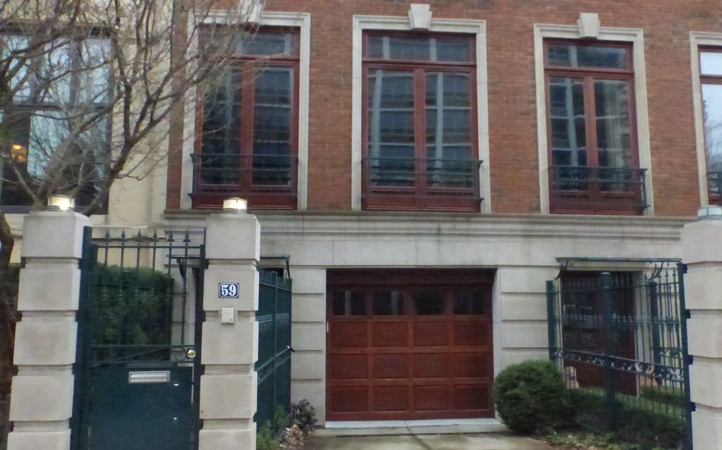 59 W Schiller St, Chicago, IL 60610