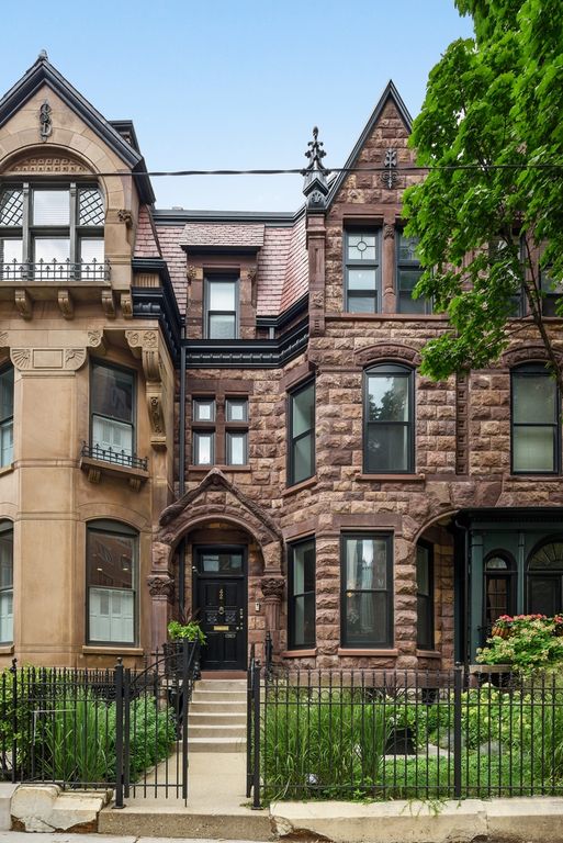 42 E Schiller St, Chicago, IL 60610