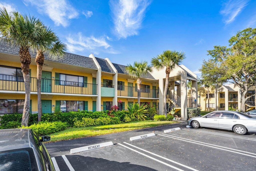 1618 Meadows Circle W, Boynton Beach, FL 33436