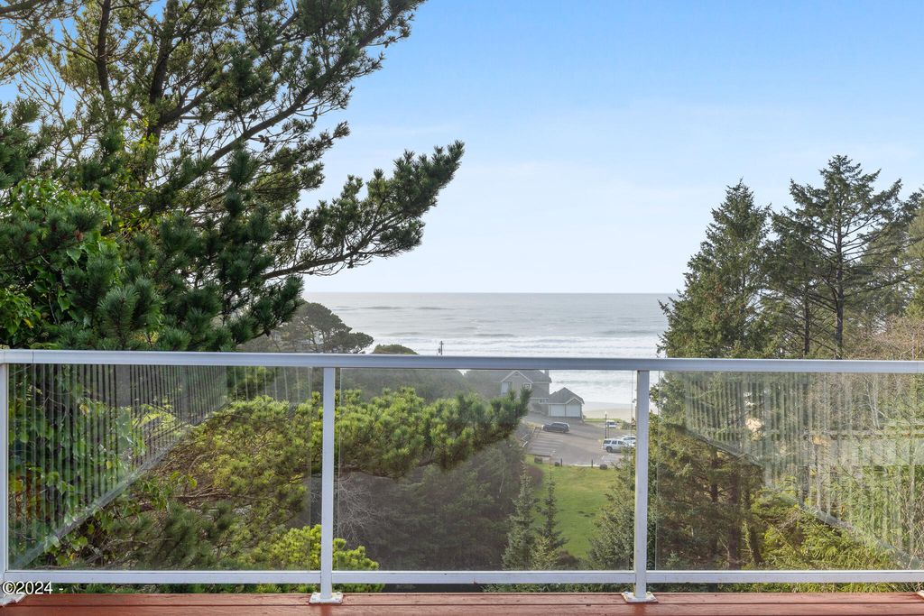 1135 SW Fleet Dr, Lincoln City, OR 97367