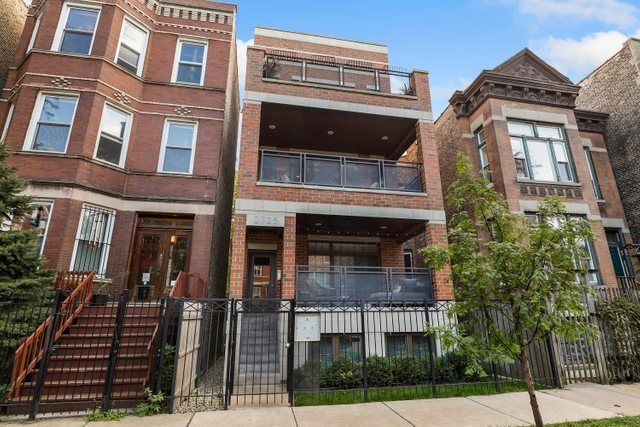 2725 W Thomas St #2, Chicago, IL 60622