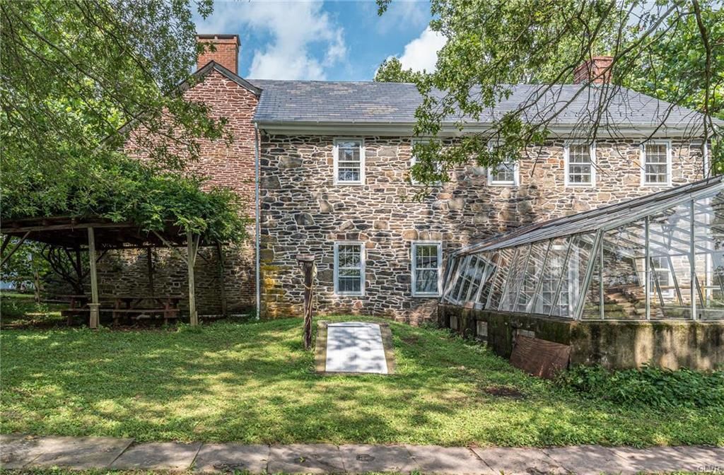 3805 Fretz Valley Rd, Bedminster Twp, PA 18042 6 Bed, 2 Bath Single