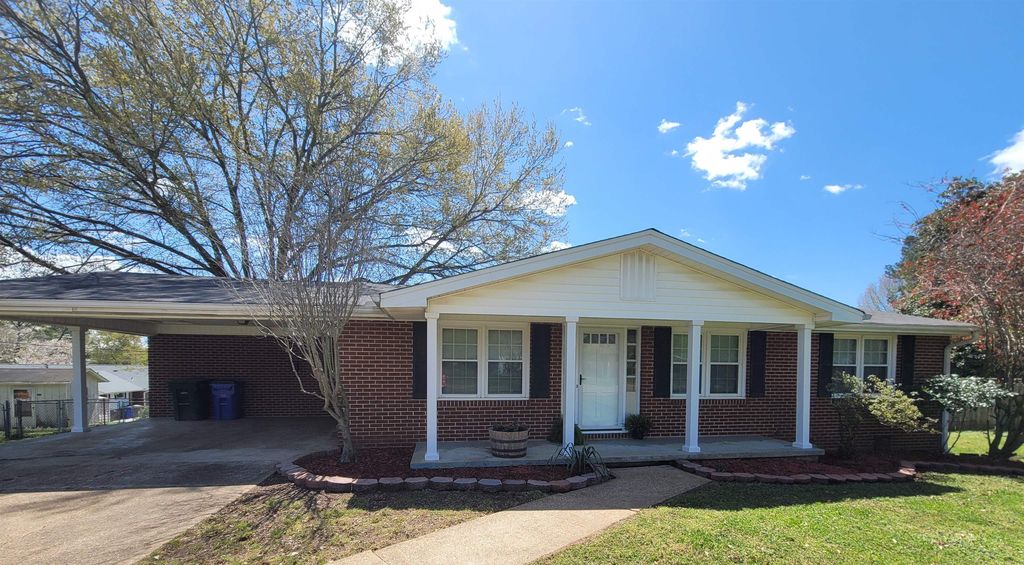 809 Ridgeway St Florence AL 35630 See Est Value Schools More