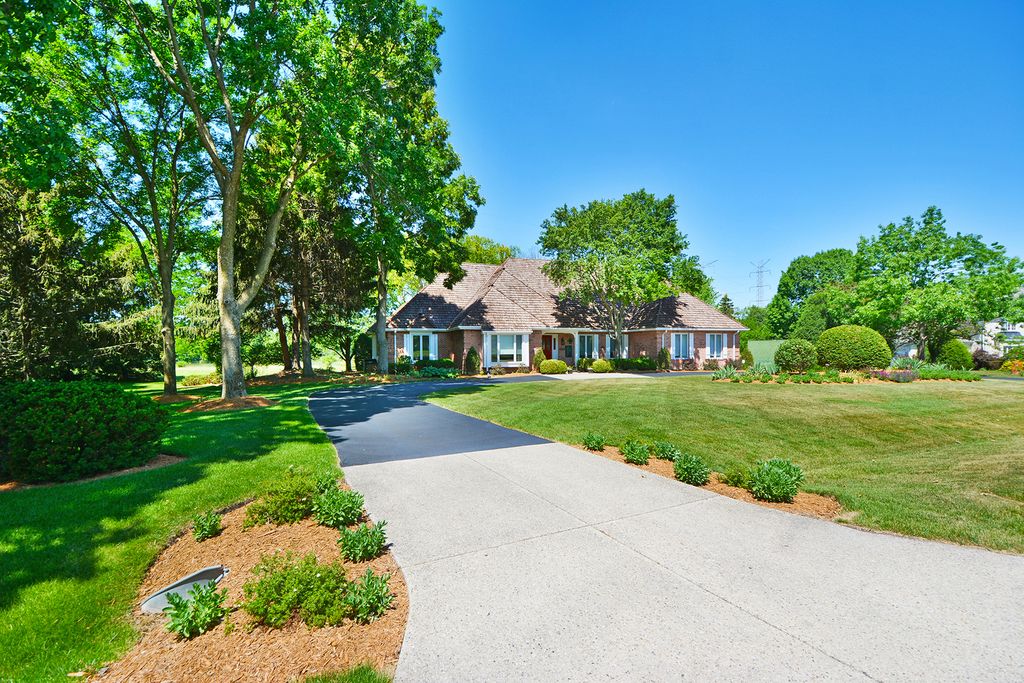 5723 Hampton Dr, Long Grove, IL 60047