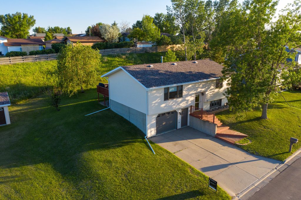 725 3rd St NW, Beulah, ND 58523