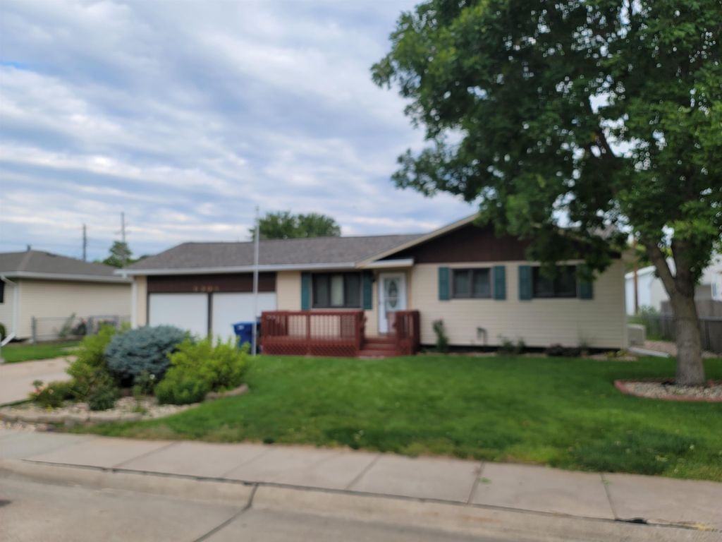 1308 E 33rd Dr, Kearney, NE 68847