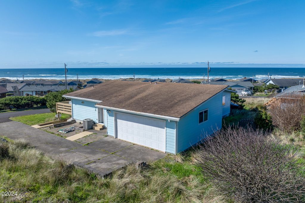 1918 NW Caravel St, Waldport, OR 97394