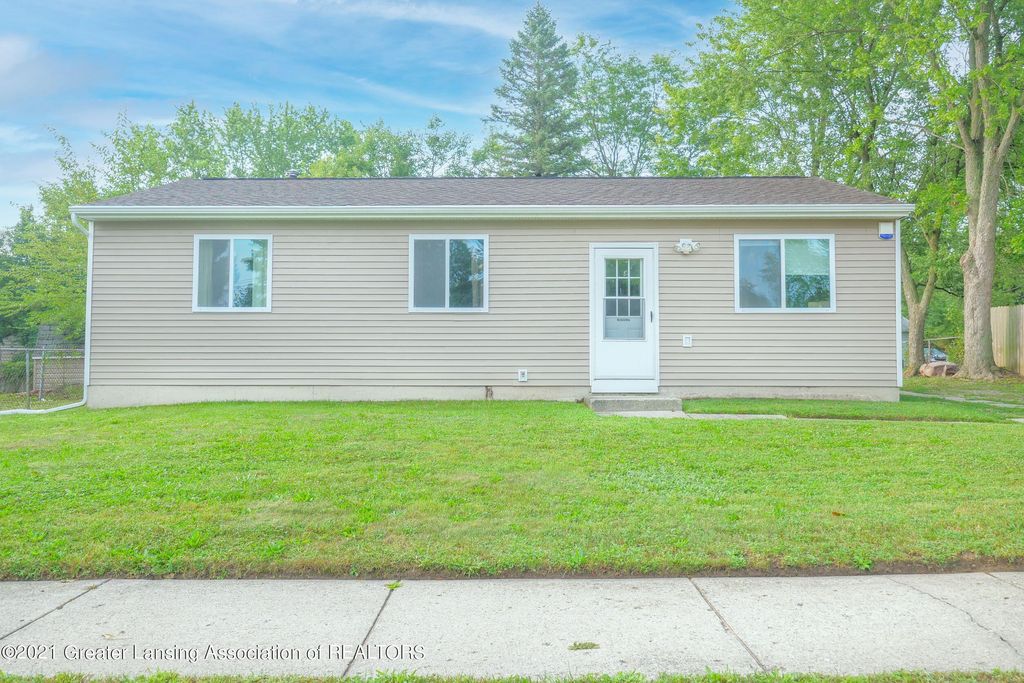 1407 Mark Twain Dr, Lansing, MI 48911